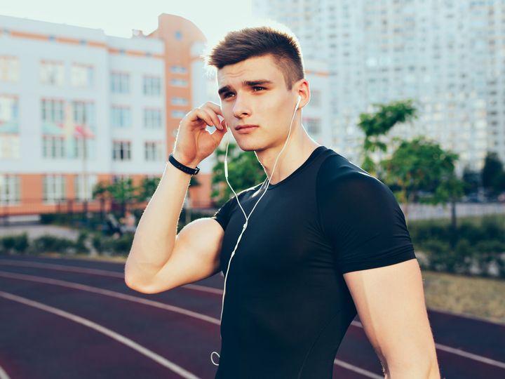 https://img.volant.me/5TBTOK49JvgDAK0HChM4yeHa-d4=/720x540/smart/extra/portrait-handsome-guy-with-muscular-body-morning-s__1927157533.jpg