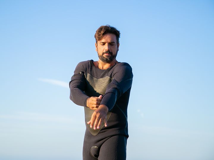 https://img.volant.me/MxuC4iZJyX0qtf3Axjf1PgmGhHE=/720x540/smart/extra/focused-sportsman-putting-wetsuit-surfing-ocean-be__1501541737.jpg
