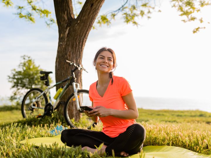 https://img.volant.me/qysNKcOwCSvtyUNuGApgw8GOPdc=/720x540/smart/extra/smiling-beautiful-woman-holding-phone-doing-sports__2133485110.jpg